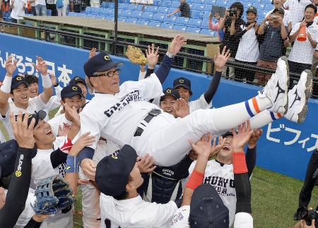 初優勝を果たし、ナインに胴上げされる中京学院大・近藤監督=神宮