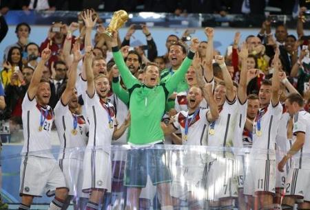 2014年、ワールドカップトロフィーを掲げ、優勝を喜ぶGKノイアーらドイツの選手たち=リオデジャネイロ(共同)
