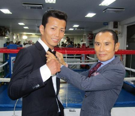 世界初挑戦が決まったIBFスーパーバンタム級1位の和気慎吾(左)と片岡鶴太郎さん=6日、東京都板橋区の古口ジム