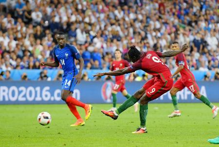 フランス戦の延長後半、決勝ゴールを決めるポルトガルのエデル(中央)=サンドニ(AP=共同)