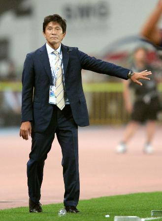 今年5月に行われたアジア・チャンピオンズリーグ決勝トーナメント1回戦・上海上港戦の後半、指示を出すFC東京・城福監督=上海(共同)