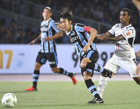川崎―FC東京 後半、パスを出す川崎・中村(左)=等々力
