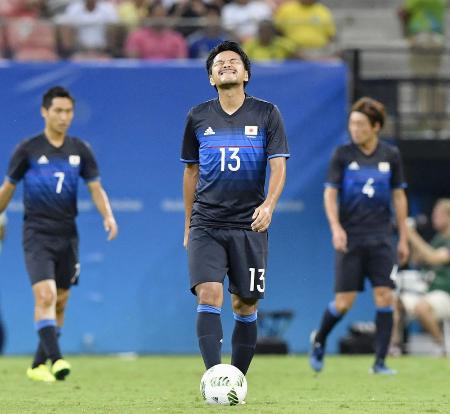 日本―ナイジェリア 前半、2点目を奪われ悔しがる興梠=マナウス(共同)
