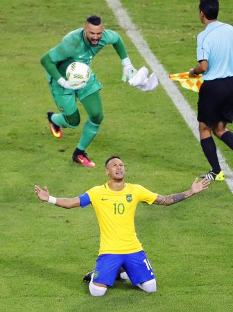 ドイツとのPK戦の末に優勝を決め、喜ぶブラジルのネイマール。上はGKウェベルトン=リオデジャネイロ(共同)