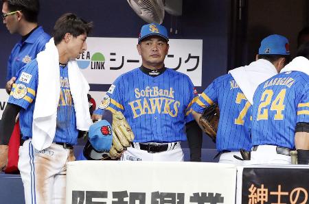 西武に敗れ、3連敗し厳しい表情のソフトバンク・工藤監督(中央)=京セラドーム