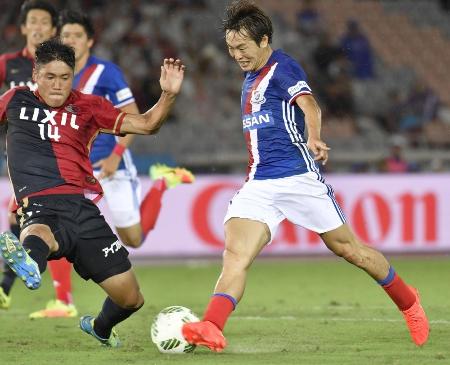 横浜M―鹿島 後半、2点目のゴールを決める横浜M・斎藤(右)=日産スタジアム