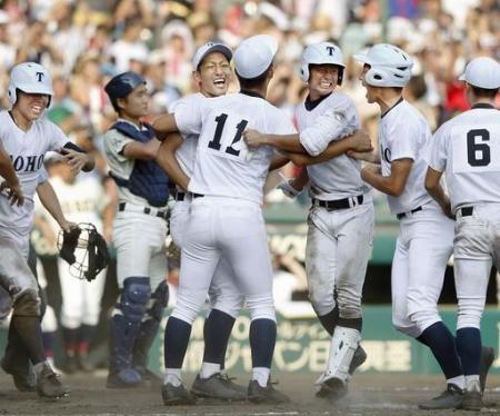 サヨナラ勝ちで3回戦進出を決め、喜びを爆発させる東邦ナイン。左から2人目は八戸学院光星の捕手奥村=甲子園