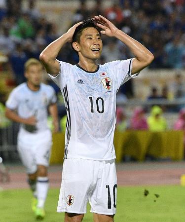 日本―タイ 後半、シュートを止められ頭を抱える香川=バンコク(共同)