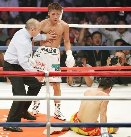 10回、ペッチバンボーン(右)からダウンを奪い、KO勝ちした井上尚弥=4日、座間市民体育館