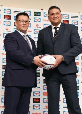 記念撮影に納まるラグビー日本代表の新ヘッドコーチに就任したジェイミー・ジョセフ氏(右)と、男子15人制強化責任者の薫田真広氏=東京都内のホテル(共同)