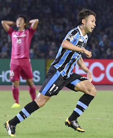 川崎―横浜M 試合終了間際、決勝ゴールを決め駆けだす川崎・小林=等々力