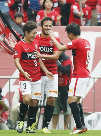 浦和―G大阪 後半、3点目のゴールを決め、ズラタン(中央)らと喜ぶ浦和・宇賀神(左)=埼玉スタジアム