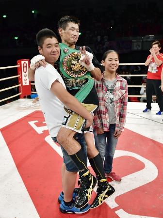 世界王座に返り咲き、家族と喜び合う長谷川穂積(中央)=エディオンアリーナ大阪