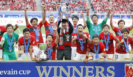 13年ぶり2度目の優勝を果たし、喜ぶペトロビッチ監督(中央)と浦和イレブン=埼玉スタジアム
