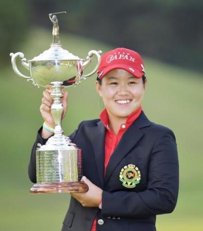 ゴルフの日本女子オープン選手権で最年少のアマチュア初優勝、トロフィーを手に笑顔の畑岡奈紗=栃木県の烏山城CC