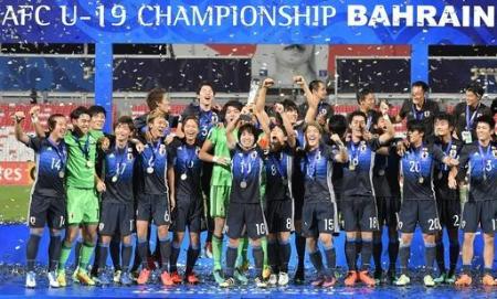 サッカーのU―19アジア選手権でサウジアラビアを破り初優勝し、トロフィーを掲げて喜ぶ坂井大将選手(10)ら日本代表イレブン=10月30日、バーレーン・マナマ(共同)