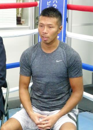 記者会見で現役続行を表明した前WBAスーパーフェザー級スーパー王者の内山高志=10月12日、東京都品川区のワタナベジム