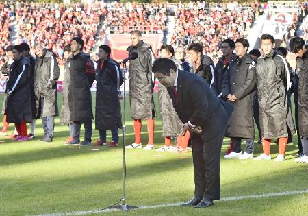 J2降格が決まり、サポーターのブーイングの中、頭を下げる名古屋の久米一正社長=パロマ瑞穂