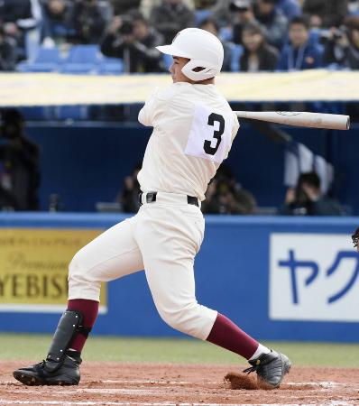 明治神宮野球大会、静岡戦の7回、右翼フェンス直撃の安打を放つ早実・清宮=神宮