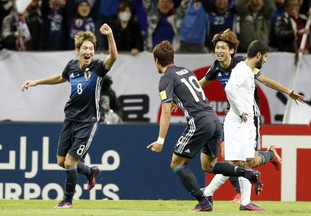 日本―サウジアラビア 後半、ゴールを決め喜ぶ原口(左端)ら=埼玉スタジアム