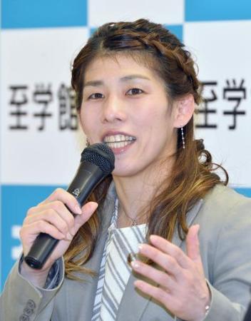 母校至学館大の副学長に就任し、記者会見する吉田沙保里選手=11月1日午後、愛知県大府市