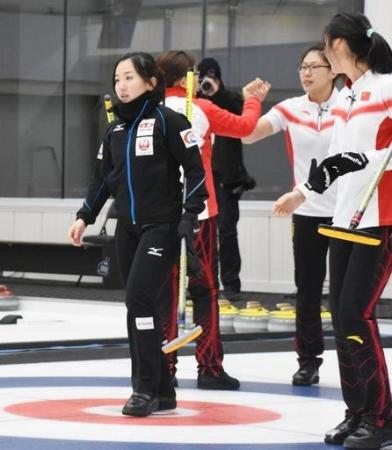 準決勝で中国に敗れ、肩を落とすLS北見の藤沢(左端)=義城(共同)