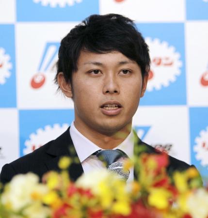 セ・リーグの新人王に選ばれ、記者会見する阪神の高山俊外野手=28日、東京都内のホテル