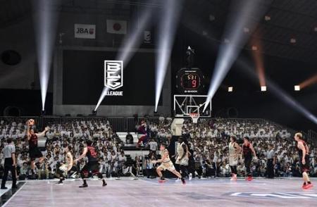 開幕したバスケットボール男子のBリーグのA東京―琉球戦。光線やCGが試合を華やかに彩った=9月22日、東京・国立代々木競技場