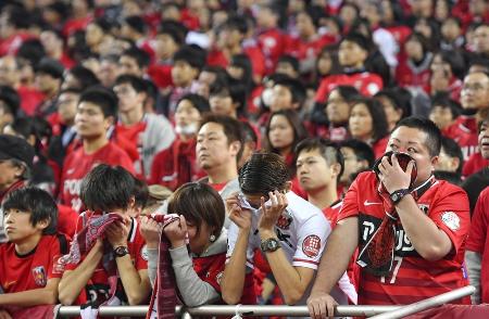 年間優勝を逃し涙ぐむ浦和サポーター=埼玉スタジアム