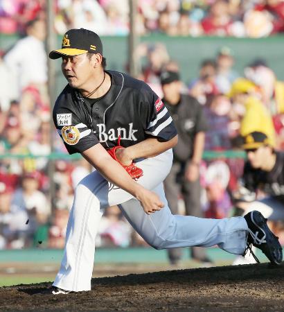 楽天戦で日本復帰後初登板を果たした、ソフトバンクの松坂大輔投手=10月2日、仙台市の楽天Koboスタジアム宮城