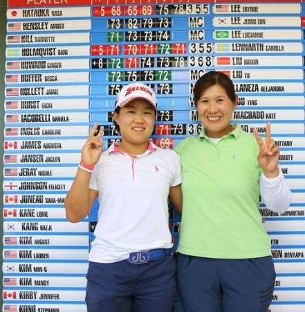 米女子ゴルフツアー出場権を獲得し、母親の博美さん(右)と喜ぶ畑岡奈紗=デイトナビーチ(共同)