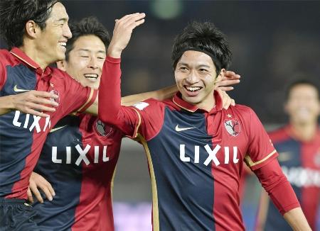 レアル・マドリード―鹿島 後半、勝ち越しゴールを決め笑顔の鹿島・柴崎(右)=日産スタジアム