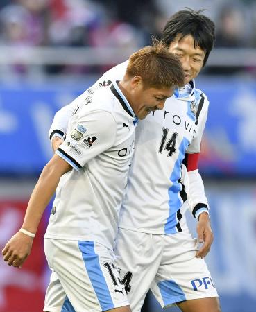 FC東京―川崎 前半、先制ゴールを決め中村(奥)に祝福される川崎・大久保=味スタ