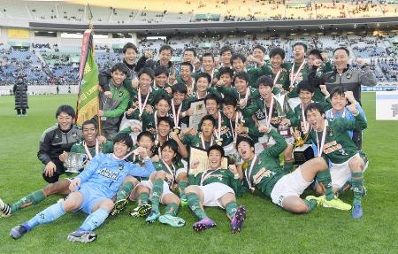 前橋育英を破って初優勝を決め、喜ぶ青森山田イレブン=埼玉スタジアム