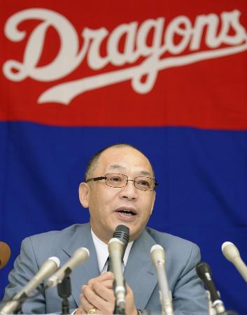 就任の記者会見で、抱負を話す中日の落合博満GM=2013年10月11日、名古屋市中区