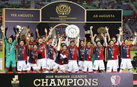 サッカーJ1でリーグ最多となる8度目の年間優勝を果たし、喜ぶ鹿島イレブン=3日、埼玉スタジアム