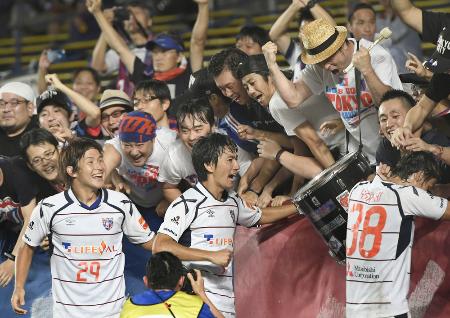 福岡―FC東京 後半、2点目のゴールを決めサポーターと喜ぶFC東京・高橋(中央)=レベスタ