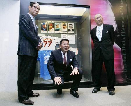 野球殿堂入りが決まり、記念撮影に応じる(左から)星野仙一氏、伊東勤氏、平松政次氏=16日午後、東京都文京区の野球殿堂博物館