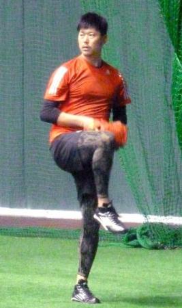 キャッチボールする巨人・内海=1月8日、沖縄セルラースタジアム那覇