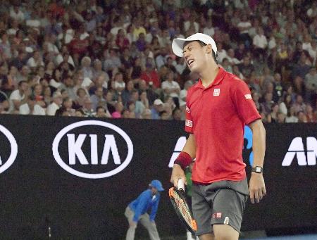 男子シングルス4回戦でポイントを奪われ、悔しがる錦織圭=メルボルン(共同)