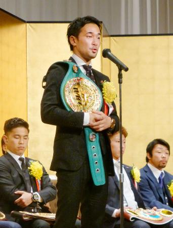 ボクシングの2016年男子最優秀選手に選ばれ、喜びを語るWBCバンタム級王者の山中慎介=10日、東京都文京区