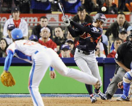2009年3月、WBC決勝の韓国戦で決勝打を放つイチロー=ロサンゼルス(共同)