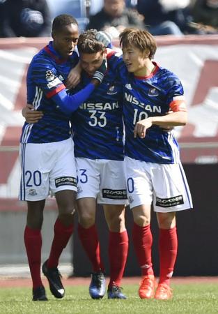 前半、先制ゴールを決めたバブンスキー(中央)を祝福する横浜M・斎藤(右)=日産スタジアム