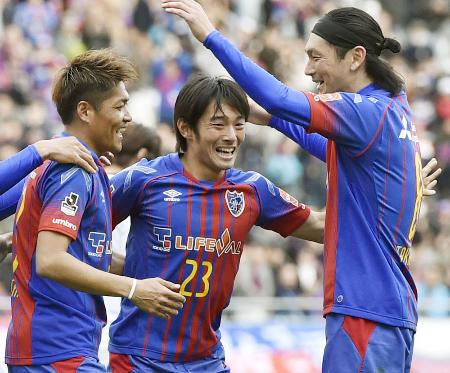 FC東京―大宮 後半、ゴールを決め大久保嘉(左)、高萩(右)に祝福されるFC東京・中島=味スタ