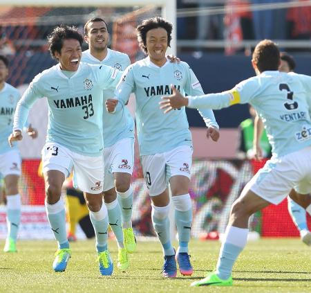 大宮―磐田 前半、先制のFKを決め、祝福される磐田・中村俊(右から2人目)=NACK5