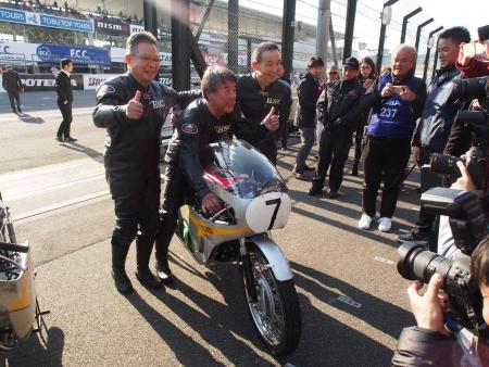 憧れたというホンダ・RC166にまたがり、笑顔の星野一義氏(真ん中)と高橋国光氏(左)、北野元氏=三重県鈴鹿市(撮影・田口浩次)