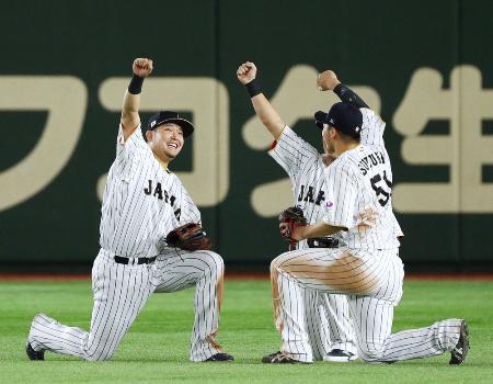 4大会連続で準決勝進出を決め喜ぶ筒香(左)ら=東京ドーム