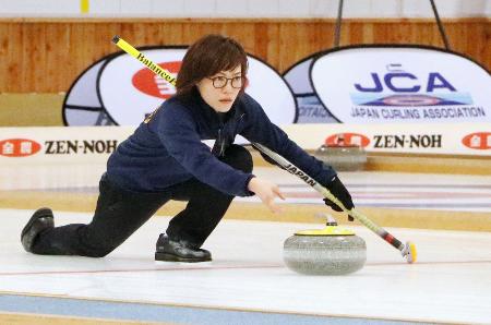 決勝第8エンド 初優勝を決めるショットを放つチーム阿部の小笠原=アドヴィックス常呂カーリングホール
