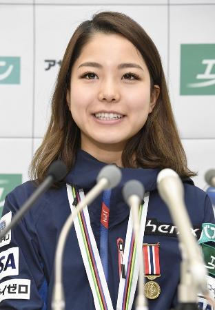 W杯遠征を終えて帰国し、記者会見する高梨沙羅=14日、羽田空港
