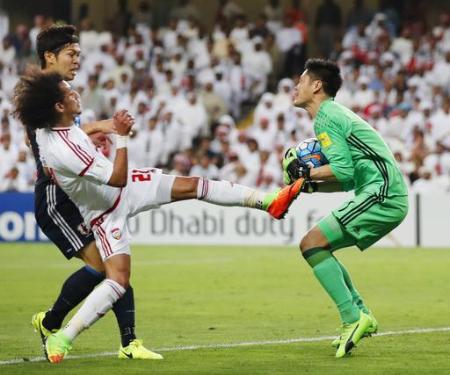 サッカーW杯最終予選 日本―UAE 前半、セーブするGK川島(右)=アルアイン(共同)